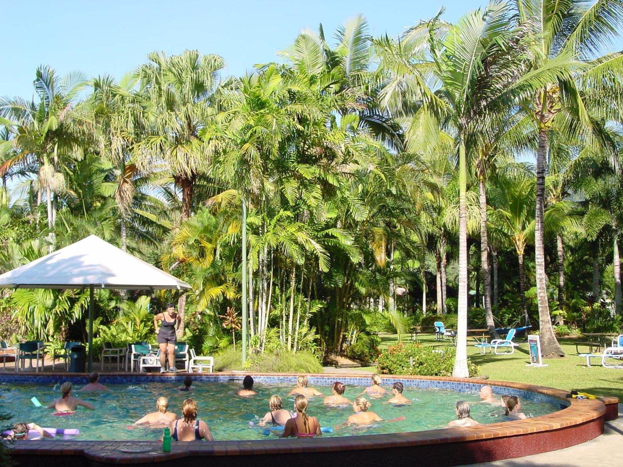 Ingenia Holidays Cairns Coconut Exteriör bild The pool at the resort