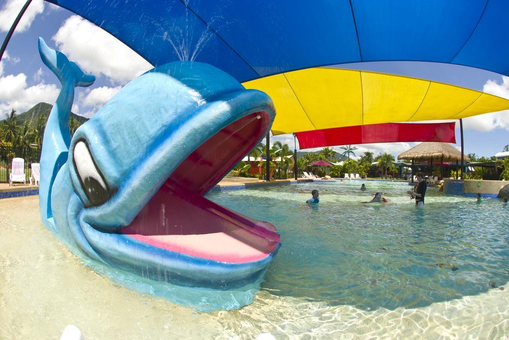 Ingenia Holidays Cairns Coconut Exteriör bild The whale fountain at Wet 'n' Wild