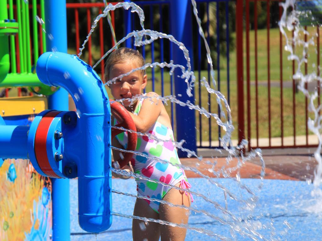 Ingenia Holidays Cairns Coconut Exteriör bild A child playing at the water park