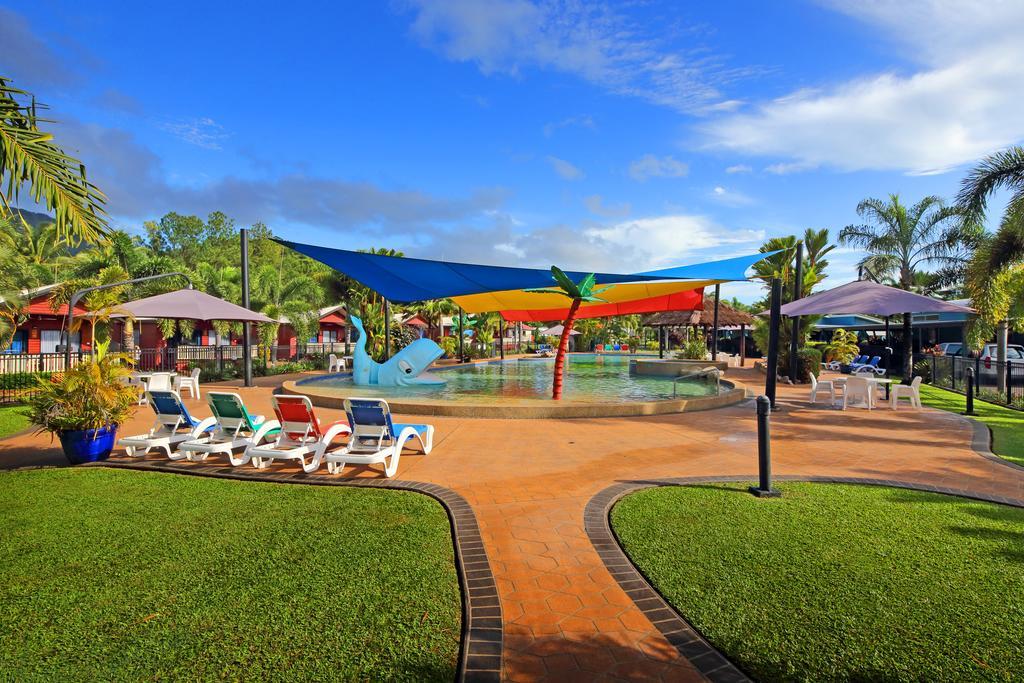 Ingenia Holidays Cairns Coconut Exteriör bild The swimming pool at the resort