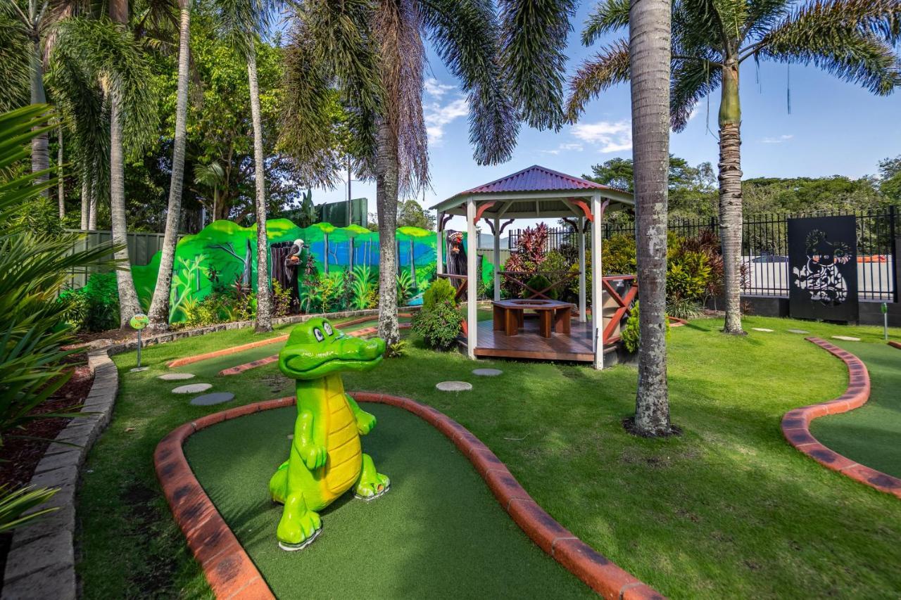 Ingenia Holidays Cairns Coconut Exteriör bild Miniature golf at the resort