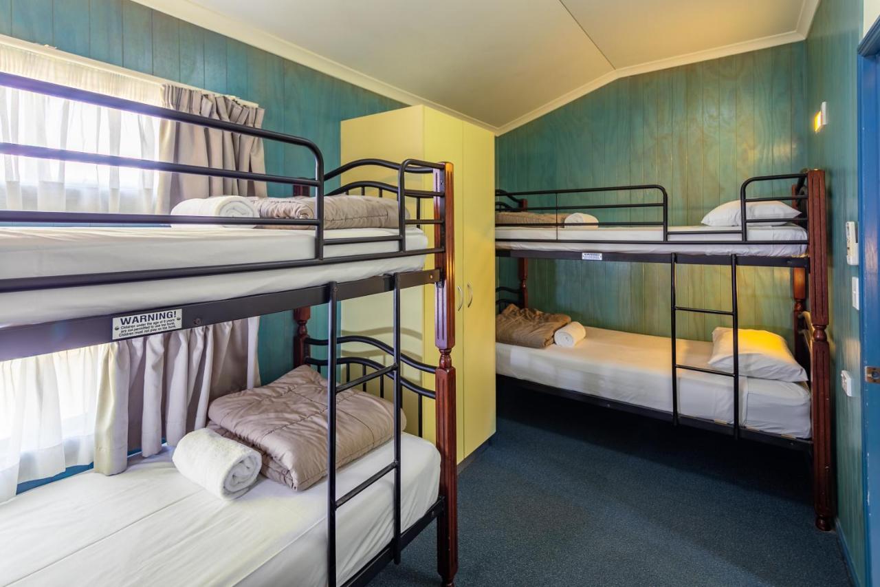 Ingenia Holidays Cairns Coconut Exteriör bild A typical room at a backpacker hostel in Australia