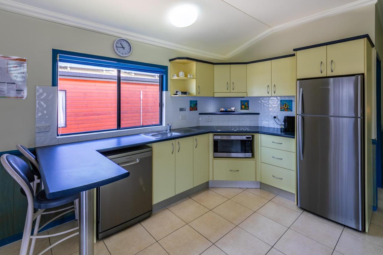 Ingenia Holidays Cairns Coconut Exteriör bild A modern Australian kitchen