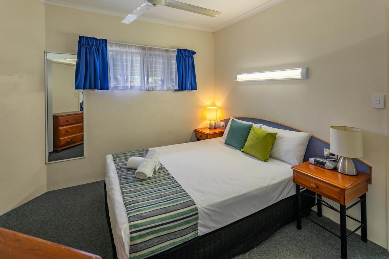 Ingenia Holidays Cairns Coconut Exteriör bild A bedroom at the motel