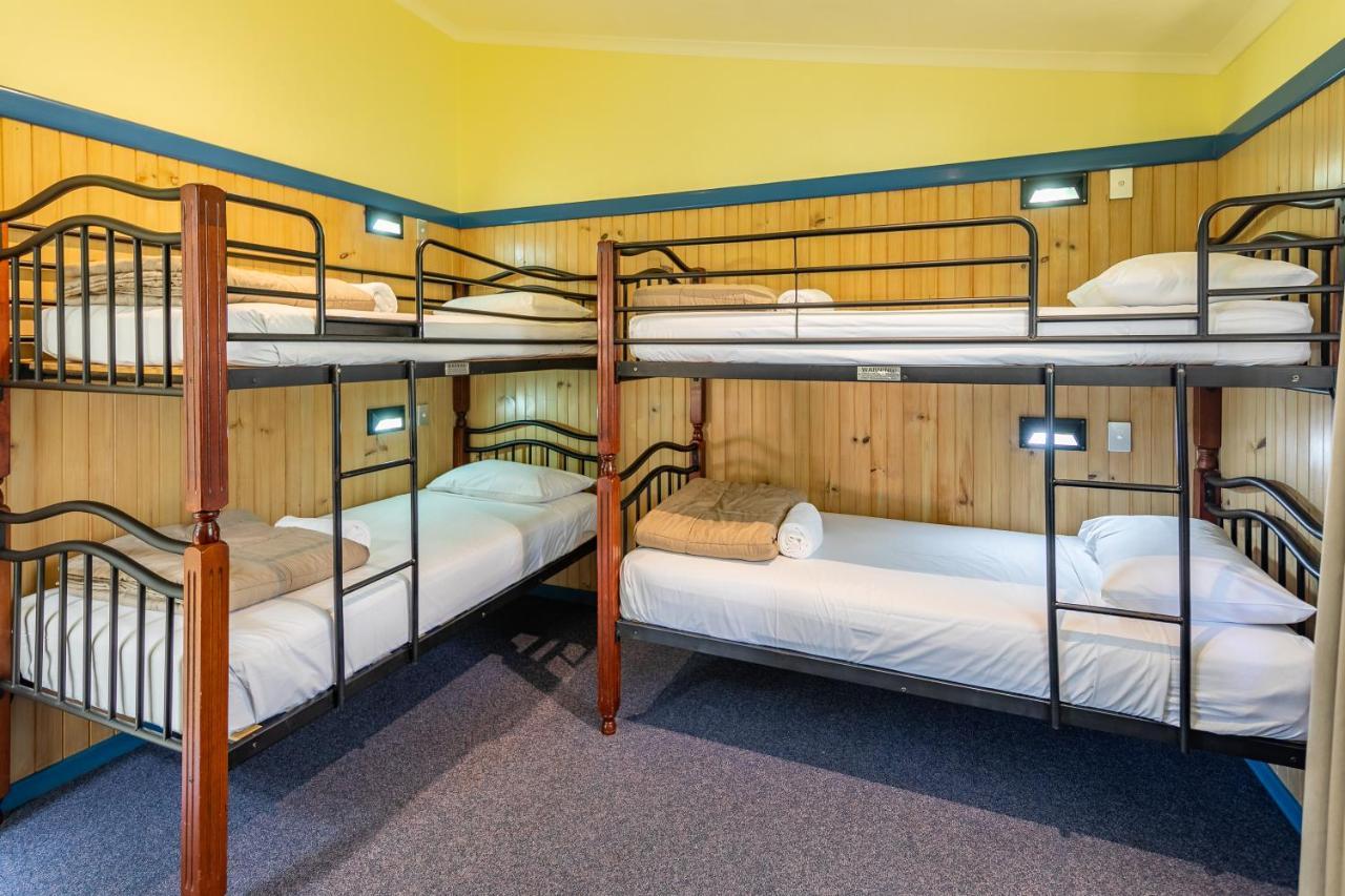 Ingenia Holidays Cairns Coconut Exteriör bild A typical room at a backpackers' hostel in Australia