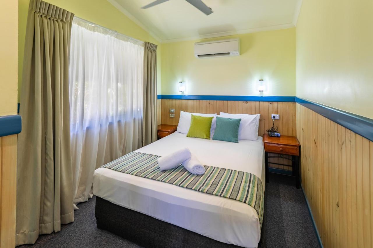 Ingenia Holidays Cairns Coconut Exteriör bild A bedroom at the motel
